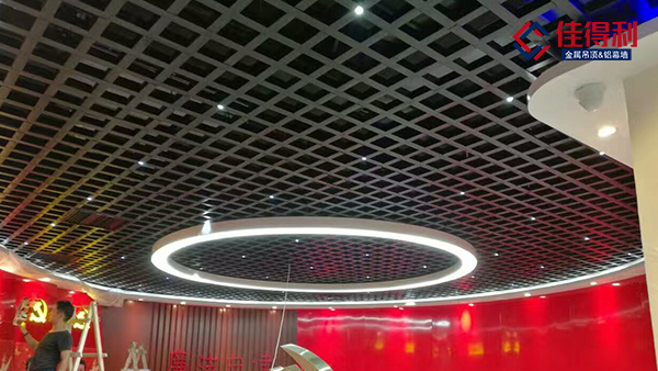 鋁格柵吊頂和鐵格柵吊頂有什么區(qū)別？
