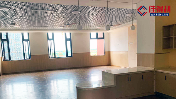 展覽館過道吊頂鋁格柵天花竟然是這樣安裝