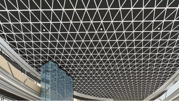 鋁格柵吊頂為何銷量大長(zhǎng)？廠家?guī)湍惴治鍪蹆r(jià)標(biāo)準(zhǔn).